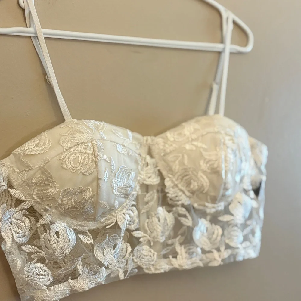 4/$20➡️  Sheer White Floral Lace Bustier with Zip Back – Size Large 20" PTP EUC - Picture 3 of 13